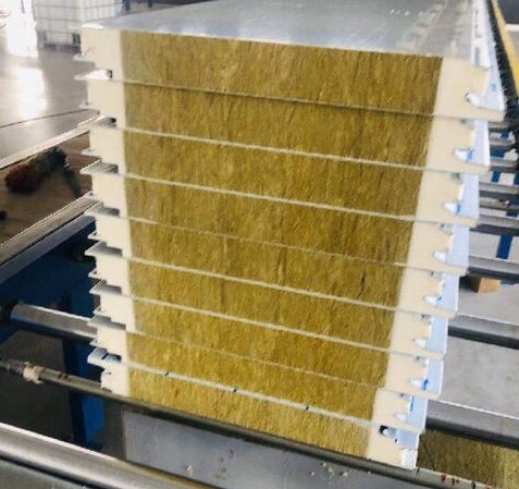 橫鋪夾芯板 彩鋼岩棉夾芯板引領市場潮流