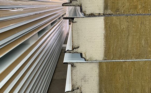 金(jīn)屬麵岩棉夾芯板橫裝