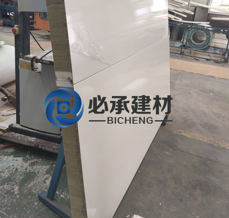 聚氨酯（zhǐ）封邊岩棉（mián）夾芯板